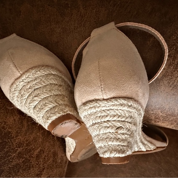 Cream suede wedge ankle strap sandal - Picture 3 of 5